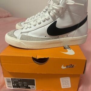 Nike Blazer Mid '77 in White and Black